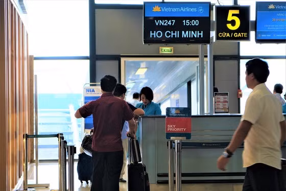 Kiểm soát chặt chẽ giấy tờ tùy thân của hành khách tại cửa ra máy bay. Kiểm soát chặt chẽ giấy tờ tùy thân của hành khách tại cửa ra máy bay.