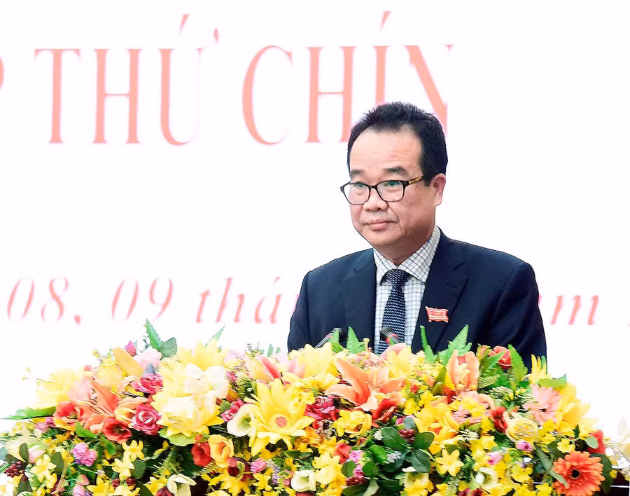 Giám đốc Sở Nông nghiệp và PTNT Lưu Trung Nghĩa thay mặt UBND tỉnh trình bày một số tờ trình. Ảnh: Đức Thụy