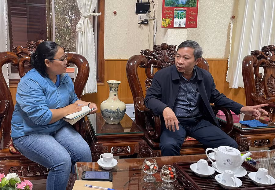 Trưởng ban Tuyên giáo Tỉnh ủy Huỳnh Thế Mạnh trò chuyện với P.V về thời kỳ tăng cường làm Bí thư là Ia Drăng (huyện Chư Prông). Ảnh: Phương Duyên
