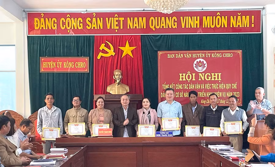 Đồng chí Nguyễn Thanh Minh-Phó Bí thư Thường trực Huyện ủy tặng giấy khen cho các tập thể có thành tích trong công tác dân vận. Ảnh: Lê Liên Đồng chí Nguyễn Thanh Minh-Phó Bí thư Thường trực Huyện uỷ tặng giấy khen cho các tập thể có thành tích trong công tác dân vận. Ảnh: Lê Liên