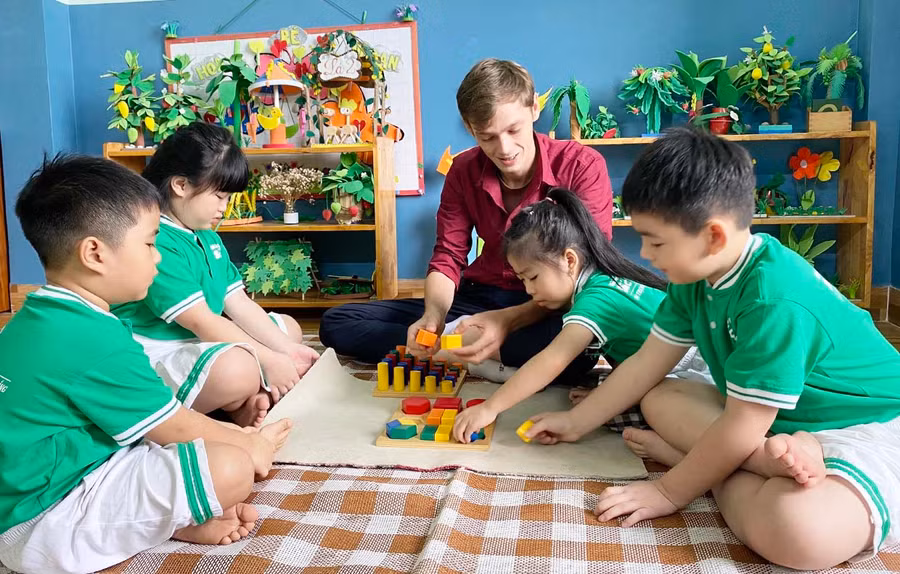  Học sinh Trường Mầm non Sắc Màu (thị xã An Khê) tham gia tiết học làm quen với tiếng Anh dưới sự hướng dẫn của giáo viên nước ngoài. Ảnh: Mộc Trà