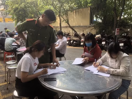 Một số nạn nhân làm việc với cơ quan công an Một số nạn nhân làm việc với cơ quan công an