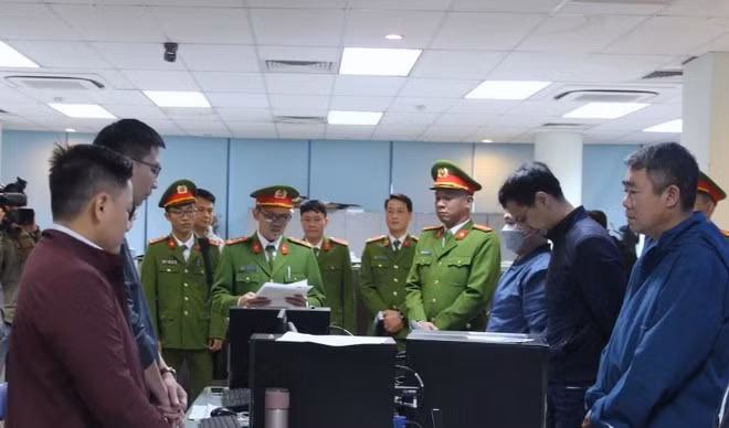 Lực lượng công an khám xét Cục Đăng kiểm Việt Nam. Ảnh: M.H.