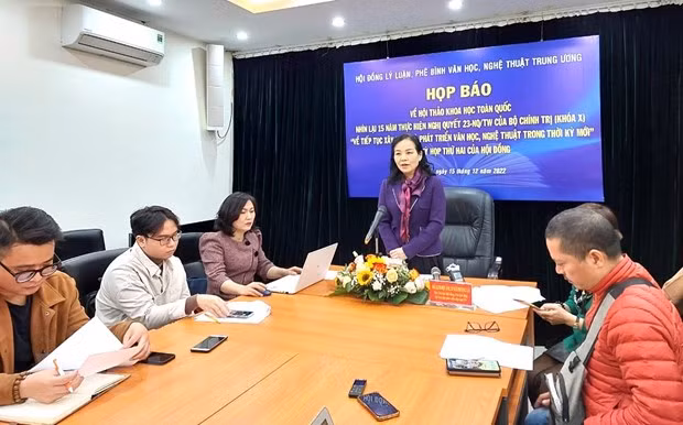 Bà Ngô Phương Lan, Phó Chủ tịch chuyên trách Hội đồng Lý luận, phê bình văn học, nghệ thuật Trung ương phát biểu. (Ảnh: Minh Thu/Vietnam+)