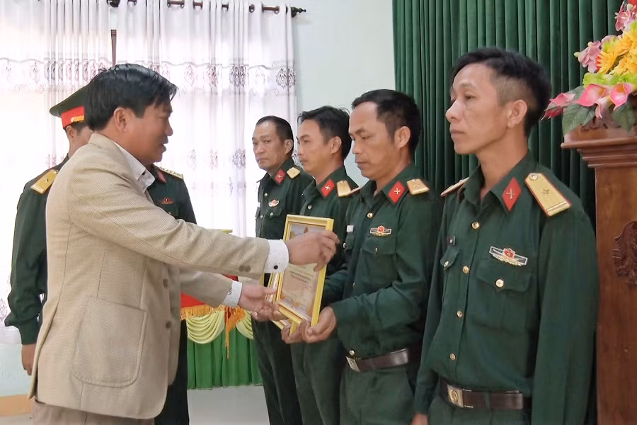 Chủ tịch UBND huyện Mang Yang Lê Trọng khen thưởng cho 4 tập thể có thành tích xuất sắc trong thực hiện nhiệm vụ công tác QP-QSĐP năm 2022. Ảnh: Minh Hiển