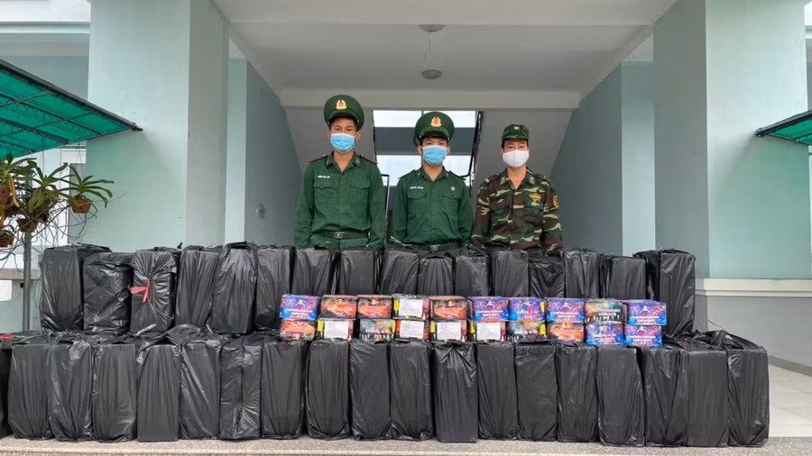Một vụ vận chuyển trái phép pháo lậu bị lực lượng Đồn Biên phòng Vàm Trảng Trâu phối hợp bắt giữ. Ảnh: Dương Phan 