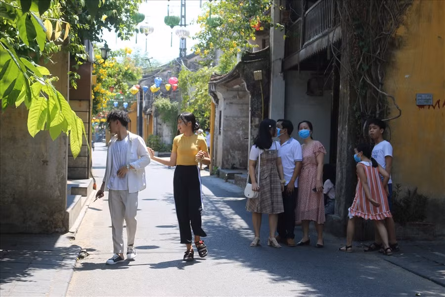 Theo ghi nhận ngày 13.9, rất đông bạn trẻ đã chọn Hội An là điểm đến tham quan và check-in sau 1 tuần bước vào năm học mới.