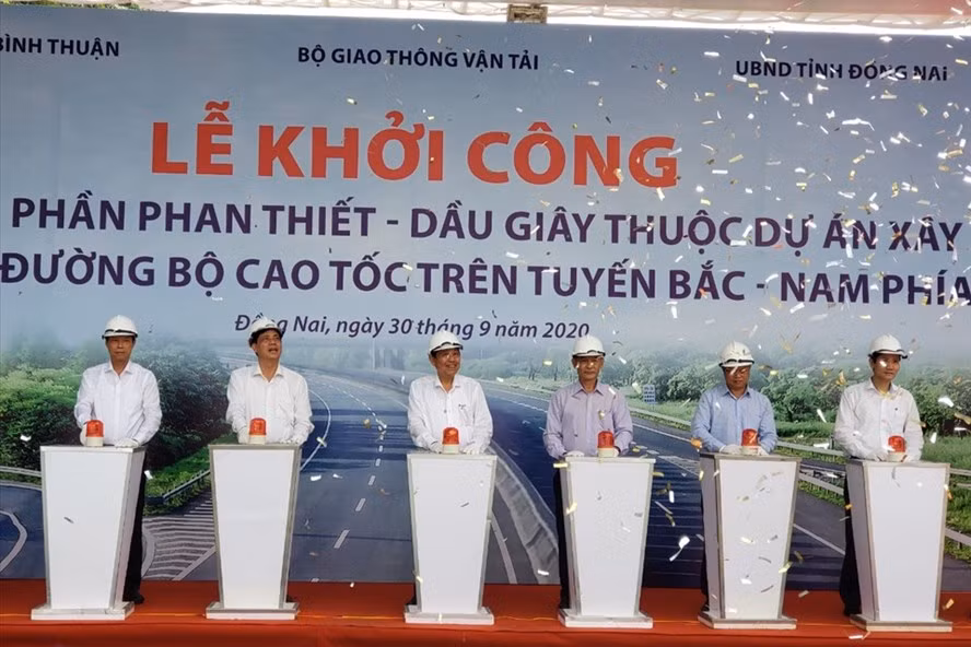 Phó Thủ tướng Thường trực Chính phủ Trương Hoà Bình bấm nút khởi công dự án. Ảnh: Minh Châu