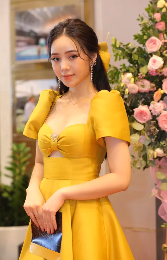 Quỳnh Kool quyến rũ khi diện bộ váy vàng nổi bật xuất hiện trên thảm đỏ VTV Awards 2020. Năm nay, nữ diễn viên gây ấn tượng khi hóa thân trong vai Ngọc phim Đừng bắt em phải quên, đóng cặp cùng Thanh Sơn. Cùng thời điểm, cô cũng góp mặt trong Nhà trọ Balanha với vai Nhi.