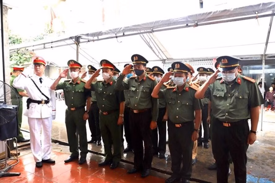 Đảng ủy, Lãnh đạo Công an tỉnh Bắc Giang đến thắp hương, kính viếng Thượng sỹ Nguyễn Văn Mạnh đã dũng cảm hy sinh trong khi làm nhiệm vụ. Ảnh: CAND. Đảng ủy, Lãnh đạo Công an tỉnh Bắc Giang đến thắp hương, kính viếng Thượng sỹ Nguyễn Văn Mạnh đã dũng cảm hy sinh trong khi làm nhiệm vụ. Ảnh: CAND.