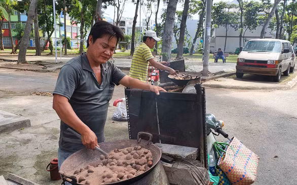 Anh Lợi rang chảo hạt dẻ chuẩn bị đi bán dạo - Ảnh: MẠNH DŨNG