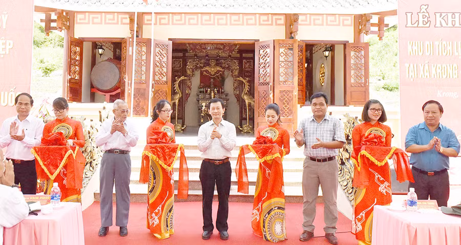  Các đồng chí lãnh đạo, nguyên lãnh đạo tỉnh cắt băng khánh thành Khu di tích lịch sử cách mạng của tỉnh tại xã Krong, huyện Kbang (tháng 5-2018).