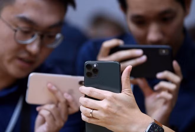 Các mẫu iPhone 12 Max và 12 Pro sẽ được lên kệ đầu tiên ẢNH: AFP