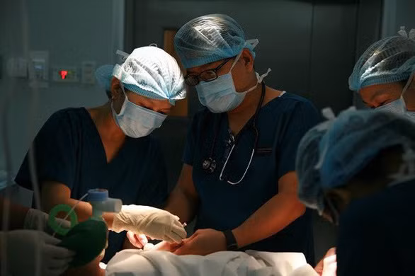 Phẫu thuật tim hở sử dụng giảm đau gây tê mặt phẳng cơ dựng sống tại Vinmec. Vinmec đang là hệ thống y tế tư nhân hàng đầu tại Việt Nam ứng dụng nhiều công nghệ mới trong chăm sóc sức khỏe, điều trị y tế - Ảnh: BVCC Phẫu thuật tim hở sử dụng giảm đau gây tê mặt phẳng cơ dựng sống tại Vinmec. Vinmec đang là hệ thống y tế tư nhân hàng đầu tại Việt Nam ứng dụng nhiều công nghệ mới trong chăm sóc sức khỏe, điều trị y tế - Ảnh: BVCC