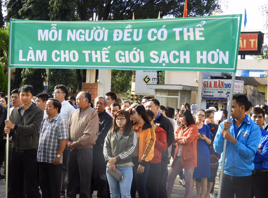  Thành phố Pleiku ra quân hưởng ứng Chiến dịch làm cho thế giới sạch hơn. Ảnh: Thanh Nhật
