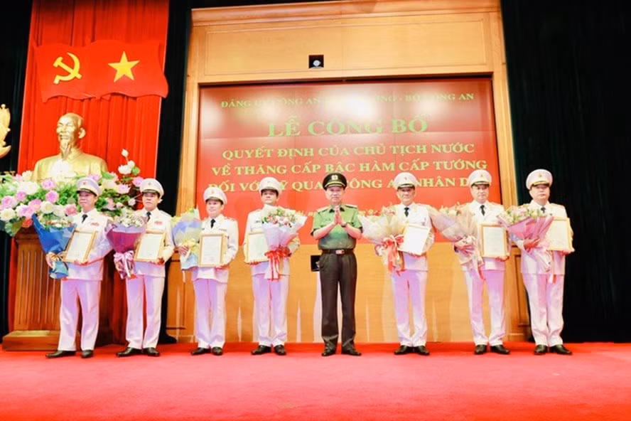  Bộ trưởng Công an Tô Lâm trao quyết định thăng quân hàm cho các lãnh đạo chủ chốt ngành công an. Ảnh: VGP.