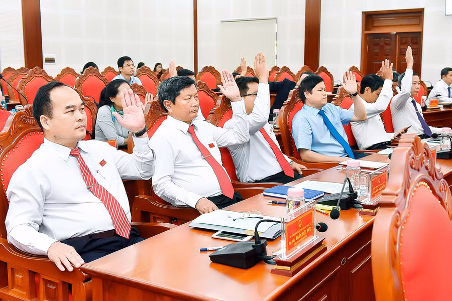 Các Đại biểu hội đồng biểu quyết thống nhất giới thiệu đồng chí Châu Ngọc Tuấn-Phó bí thư Thường trục tỉnh ủy. Ảnh: Đức Thụy
