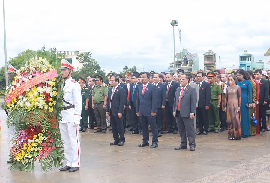 Các đại biểu dự Đại hội đại biểu Đảng bộ tỉnh lần thứ XVI dâng hoa, dâng hương tưởng niệm Chủ tịch Hồ Chí Minh tại Quảng trường Đại Đoàn Kết (TP. Pleiku). Ảnh: Hồng Thi