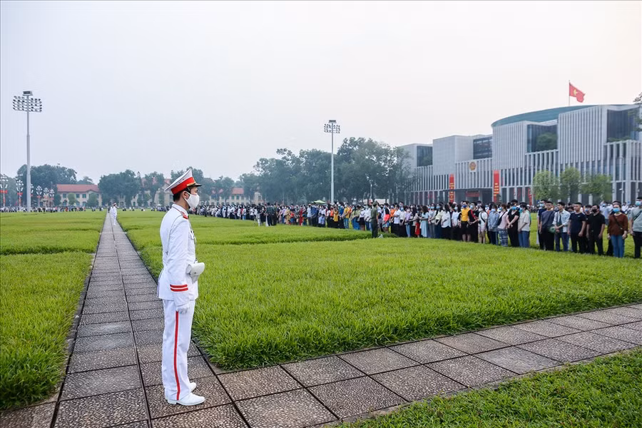  Khi nghi lễ chào cờ diễn ra, tất cả người dân có mặt ở Quảng trường cũng dừng toàn bộ công việc, đứng nghiêm trang, người dân đến dự đứng cách xa khu vực làm lễ 3 ô cỏ.