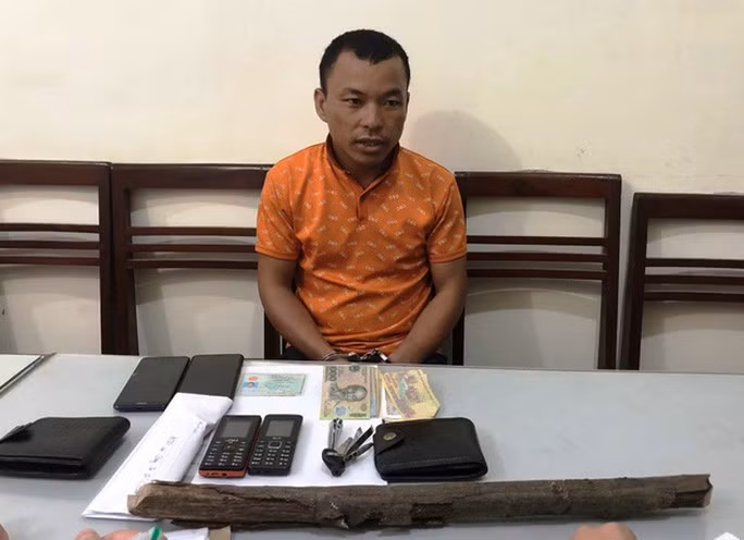  Phàng A Nổ, nghi phạm đánh bạn tử vong, tại cơ quan công an