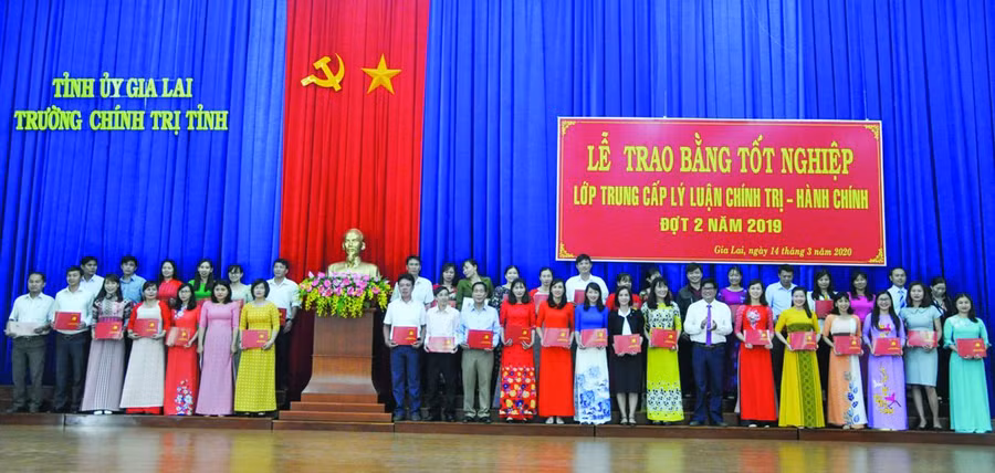 Lễ bế giảng và trao bằng tốt nghiệp lớp Trung cấp lý luận chính trị-hành chính tại Trường Chính trị tỉnh. Ảnh: N.T.B