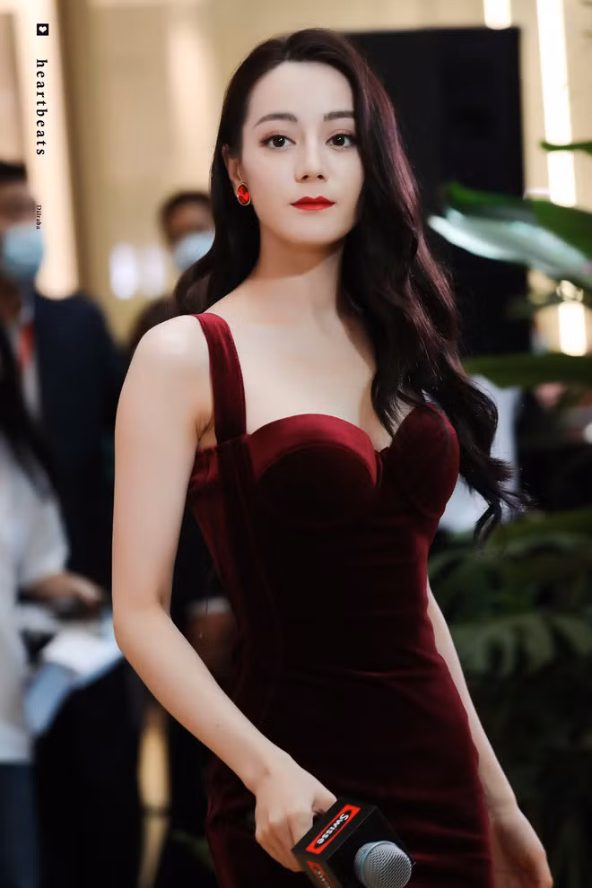 Bộ váy chất liệu nhung màu đỏ nổi bật được thiết kế ôm sát đường cong của Địch Lệ Nhiệt Ba. Trang phục này giúp người đẹp khoe khéo vòng một đầy cùng vóc dáng đẹp tựa nữ thần.
