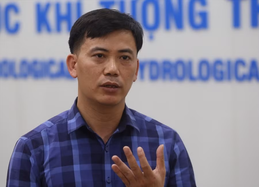 Ông Nguyễn Văn Hưởng phân tích về bão số 5. Ảnh: HL. Ông Nguyễn Văn Hưởng phân tích về bão số 5. Ảnh: HL.