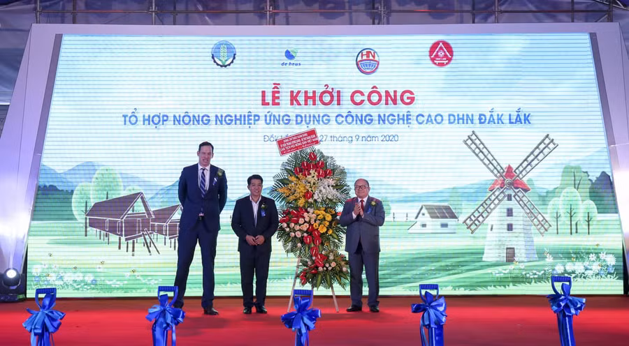  Uỷ viên Trung ương Đảng, Chủ tịch Trung ương Hội Nông dân Việt Nam Thào Xuân Sùng tặng hoa cho lãnh đạo 2 Tập đoàn tại Lễ khởi công. Ảnh: Nguyễn Chương