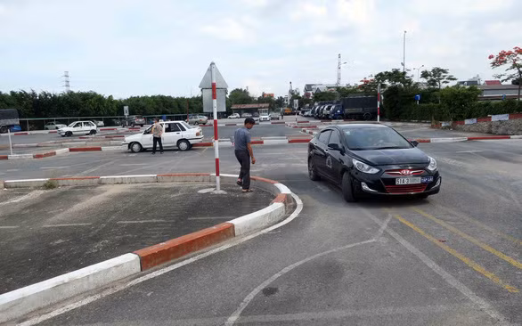  Giáo viên Trường CĐ GTVT T.Ư 3 dạy học viên thực hành lái xe trên sa hình tại Trung tâm sát hạch lái xe Q.12, TP.HCM - Ảnh: T.T.D.