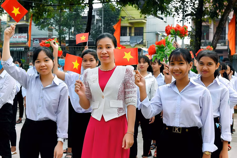 Giáo viên và học sinh phấn khởi trong ngày khai trường. Ảnh: Đức Thụy