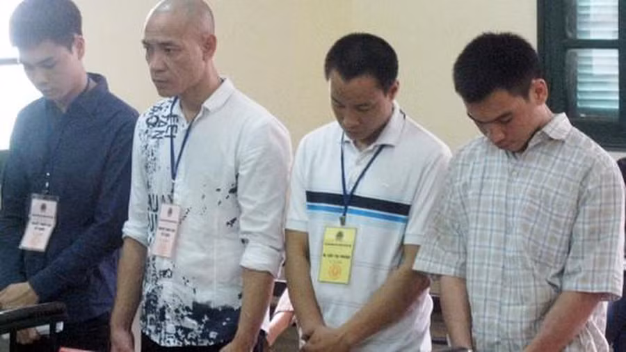 Dũng "trọc" lĩnh án 24 tháng tù sau vụ đại náo vũ trường ở Hà Nội. Dũng