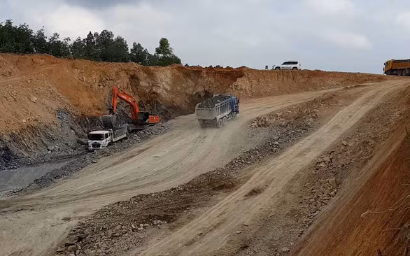  Thi công đoạn cao tốc Cam Lộ - La Sơn một trong 3 dự án đầu tư công của dự án đường đường cao tốc Bắc - Nam phía Đông đã được khởi công - Ảnh: QUỐC NAM