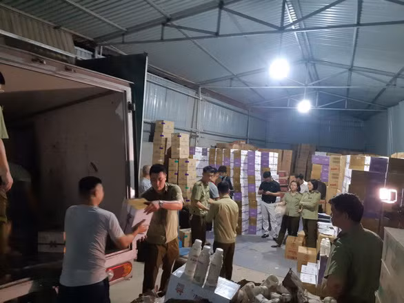 Lực lượng chức năng kiểm tra, tạm giữ hơn 10.000 chai sữa chua do Trung Quốc sản xuất - Ảnh: HẠ LINH