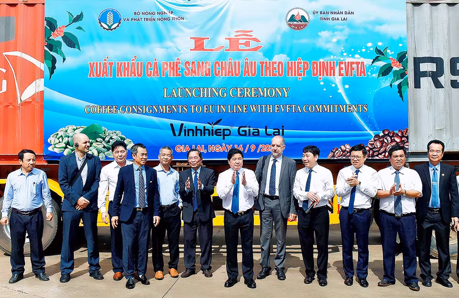 Lãnh đạo Bộ Nông nghiệp và PTNT cùng lãnh đạo tỉnh Gia Lai phát lệnh xuất phát xe chở hàng xuất khẩu cà phê sang thị trường châu Âu theo Hiệp định EVFTA. Ảnh: Đức Thụy Lãnh đạo Bộ Nông nghiệp và PTNT cùng lãnh đạo tỉnh Gia Lai phát lệnh xuất phát xe chở hàng xuất khẩu cà phê sang thị trường châu Âu theo Hiệp định EVFTA. Ảnh: Đ.T