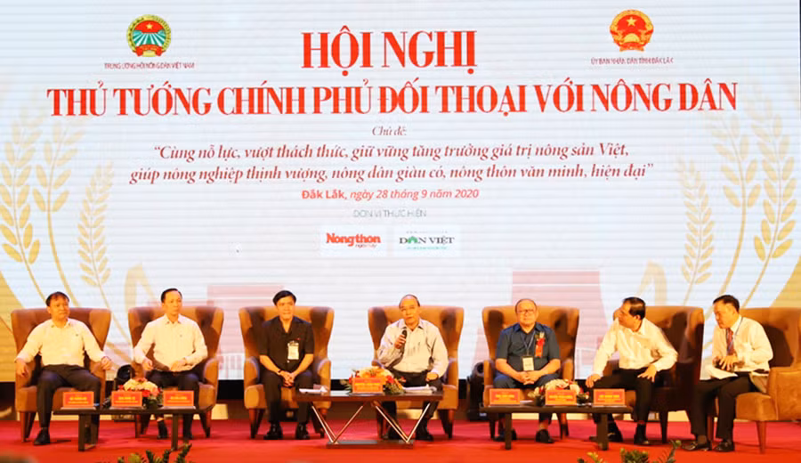 Thủ tướng Chính phủ Nguyễn Xuân Phúc và đại diện các bộ, ngành, đơn vị, doanh nghiệp chủ trì hội nghị đối thoại. Ảnh: Phan Lài