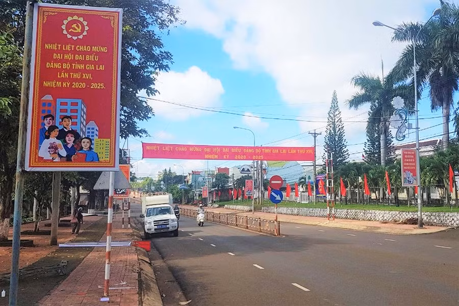 Trục đường chính của thị trấn Chư Ty (huyện Đức Cơ) được trang hoàng rực rỡ. Ảnh: Ngọc Sang 3Trục đường chính dẫn vào thị trấn Chư Ty (huyện Đức Cơ) được trang hoàng rực rỡ-Ảnh Ngọc Sang