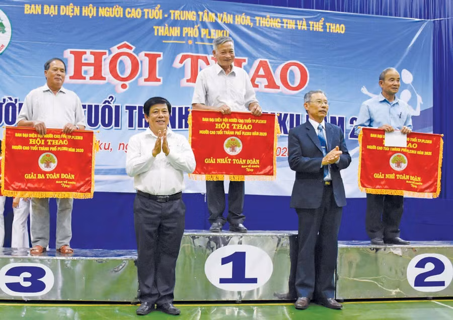  Ban tổ chức trao giải cho các đơn vị đạt thành tích xuất sắc tại hội thao. Ảnh: Hà Phương