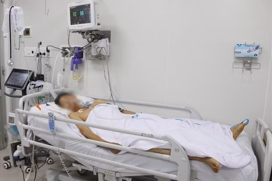 Một trong những nạn nhân ngộ độc sau khi ăn pate Minh Chay đang được điều trị. Ảnh: T.L
