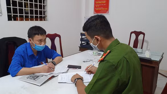  Cơ quan công an làm việc với người mạo danh - Ảnh: Đ.C.