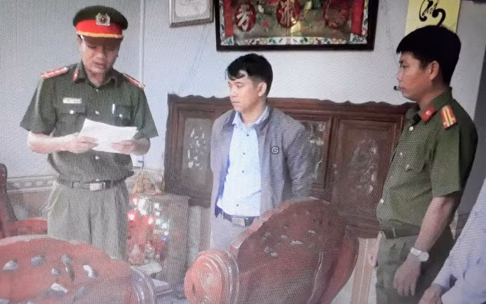 Đọc lệnh khởi tố bị can, bắt tạm giam đối với Lê Minh Trí Đọc lệnh khởi tố bị can, bắt tạm giam đối với Lê Minh Trí