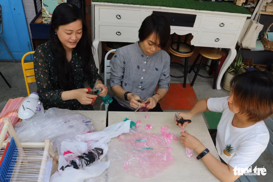 Những bao nilông sau khi rửa sạch, phơi khô, sẽ được gấp lại để cắt thành những đoạn dài, chỉ cần buộc lại sẽ có sợi vải làm bằng n lông - Ảnh: HOÀNG AN