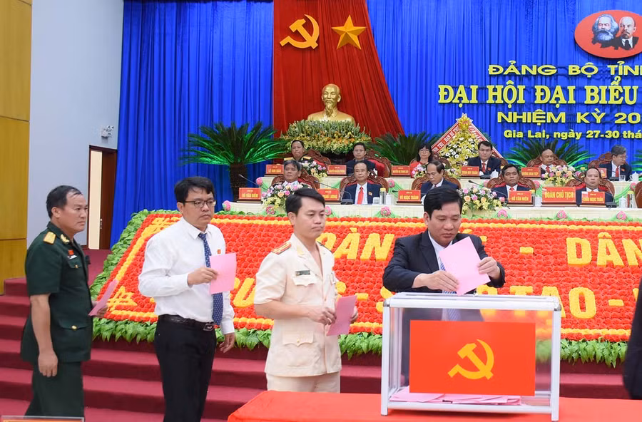 Các đại biểu tiến hành bỏ phiếu bầu Ban Chấp hành Đảng bộ tỉnh khóa mới. Ảnh: Minh Triều 11. Các đại biểu tham quan triển lãm ảnh “Quá trình hình thành và phát triển Đảng bộ tỉnh Gia Lai” do Bảo tàng tỉnh trưng bày trong khuôn viên Đại hội. Ảnh: Phương Linh