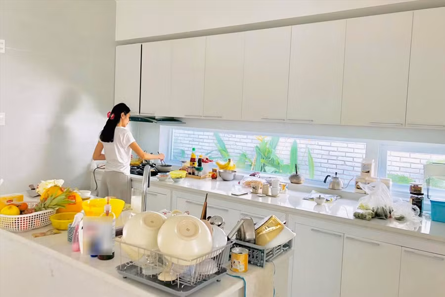 Khu bếp rộng, màu trắng chủ đạo. Bếp được thiết kế hai khu. Một khu để nấu nướng, một khu nhỏ hơn để đựng các vật dụng cần thiết. Ảnh: NSCC
