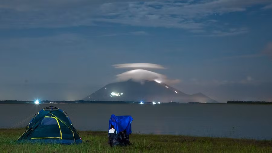 Thơ mộng với hồ Dầu Tiếng, xa xa là núi Bà Đen, Tây Ninh - Ảnh: Thanh Tuấn