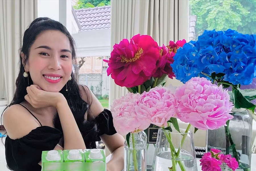 Thủy Tiên bài trí hoa trong tổ ấm. Ảnh: NSCC