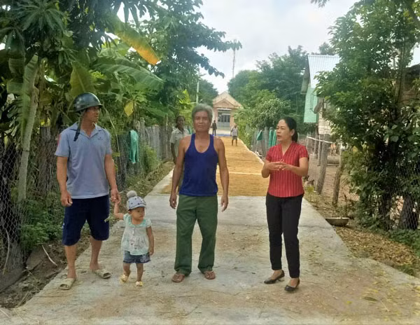 Bà Nay H’Uyên (bìa phải) vận động người dân buôn Hiao (xã Chư Băh, thị xã Ayun Pa) làm đường giao thông nông thôn. Ảnh: Đinh Yến