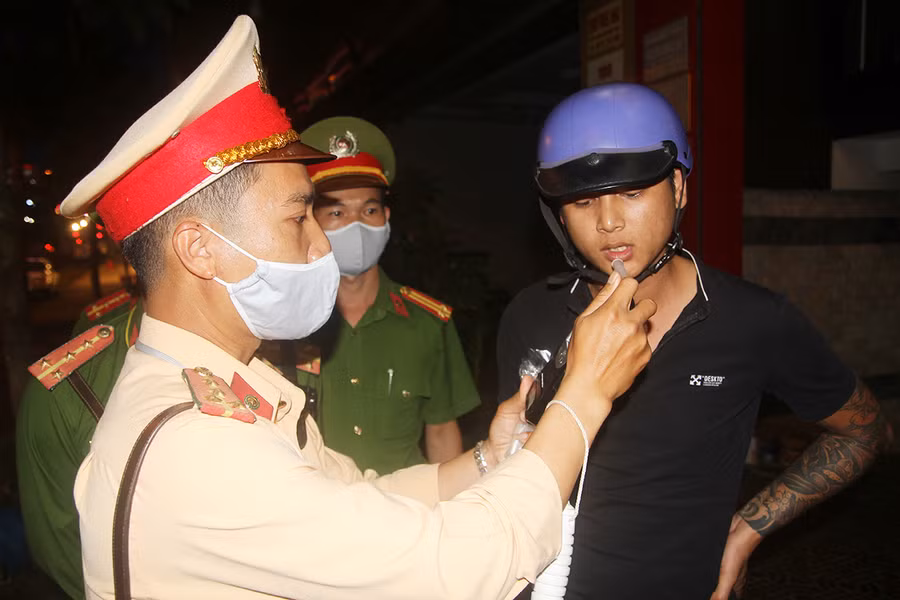  60 trường hợp vi phạm về nồng độ cồn đã bị xử phạt . Ảnh: Văn Ngọc