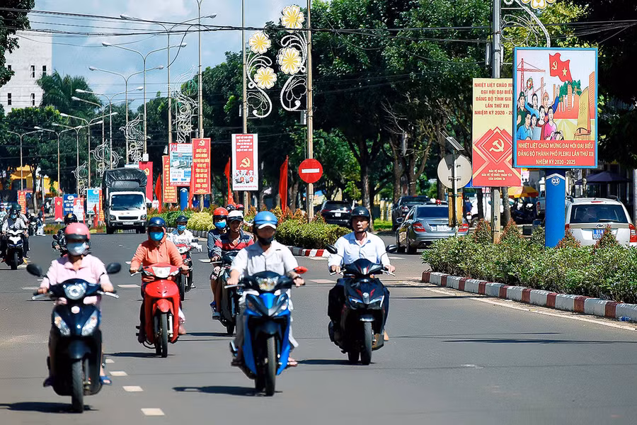  Các trụ đèn dải phân cách đường Lê Duẩn (TP. Pleiku) cũng rực rỡ hơn với những tấm pa nô, áp phích chào mừng Đại hội.