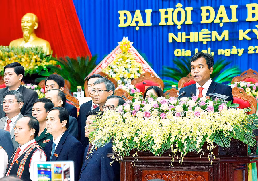 Đồng chí Hồ Văn Niên-Ủy viên dự khuyết Ban Chấp hành Trung ương Đảng, Bí thư Tỉnh ủy, Trưởng đoàn đại biểu Quốc hội tỉnh thay mặt Ban Chấp hành Đảng bộ tỉnh phát biểu nhận nhiệm vụ trước Đại hội. Ảnh: Đức Thụy