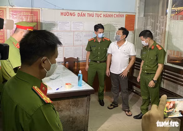  Cơ quan công an tống đạt quyết định khởi tố và bắt tạm giam ông Phạm Thanh - Ảnh: Đ.C.